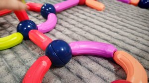 играем с детьми в магнитный конструктор, собираем из магнитных деталей