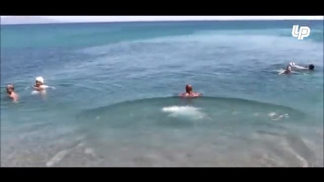 Marombas mostrando o corpo na praia смотреть онлайн