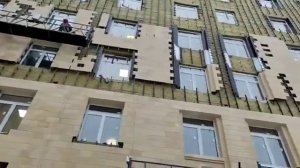 Монтаж вентилируемого фасада при помощи фасадных строительных люлек ZLP.