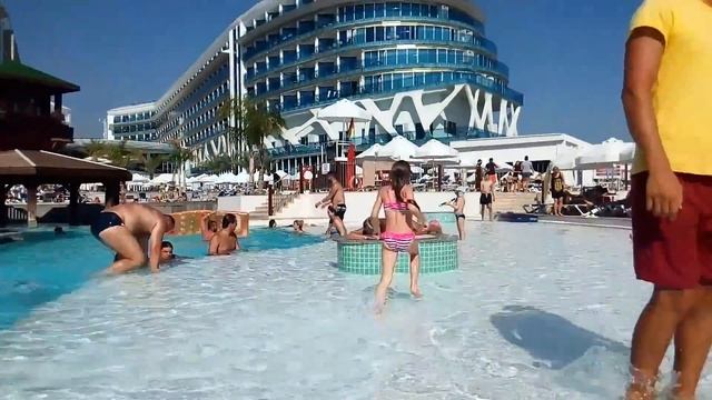 Веселье в бассейне. смотреть онлайн