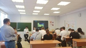 Урок литературы в 11А классе (учитель Хуснутдинов О.Р.)
