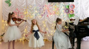 В. Я. Шаинский «Дождь идёт по улице». Трио: Софья Гольцова, Марина Пискун, Дина Сущенкова