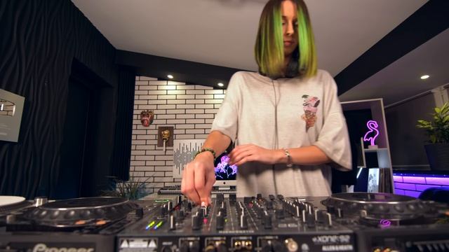 Miss Monique - MiMo Weekly Podcast 023 смотреть онлайн
