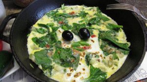 Омлет со шпинатом и кабачком