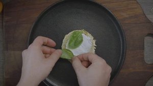 Рецепт! Яйцо бенедикт с молодым шпинатом и чёрной икрой.
