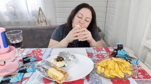 МУКБАНГ Шаурма с ананасами, сырная и острая)