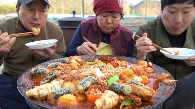 솥뚜껑 닭볶음탕에 소면과 튀김을 더하면?! (Braised Spicy Chicken with Fried food, Noodles)요리&먹방! - Mukbang eating sho