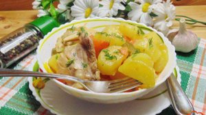 Куриные бедра с картофелем и солеными огурцами