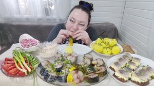 МУКБАНГ Скумбрия холодного копчения и пряного посола, картошечка, бутерброды с селедкой и маринованн
