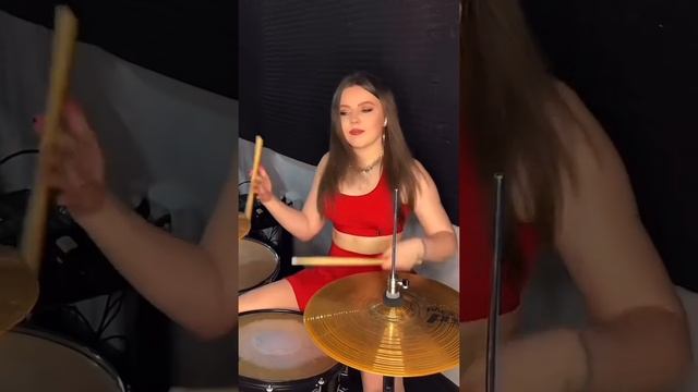 Мне безумно нравится, когда девушка играет на барабанах🥁