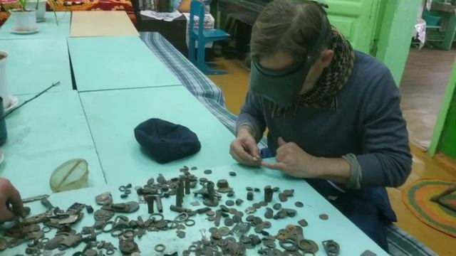 Новые раритеты переданы в музей села Альшань Владимиром Ореховым. Разбирает Валерий Панов