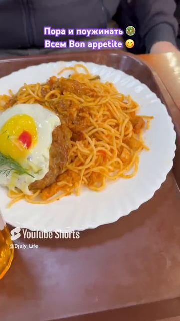 16. И снова в столовой кушаем, Питер: борщ 🍜, голубцы , спагетти 🍝, котлета 🥩, яйца 🍳, салат 🥗