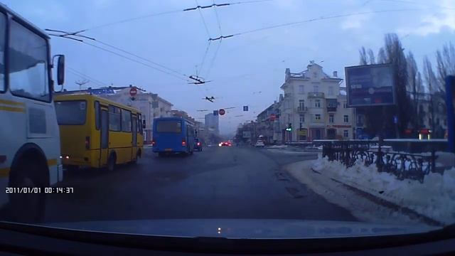 12 маршрут Чернигов СВ0023АА проезд на красный свет Главпочтамт Украина 17.01.2017 смотреть онлайн
