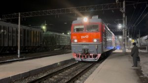 Электровоз ЭП1 - 192 с двухэтажным поездом на ст.Медвежья Гора, апрель 2025 года