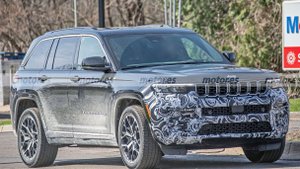 Обновленный Jeep Grand Cherokee 2026 заметили на тестах: рассекречен салон внедорожника