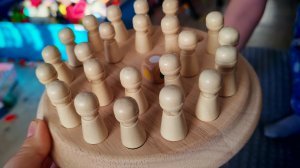 играем в деревянный сортер для детей, раскладываем по цветам, детские развивающие игры