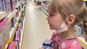 СКУПАЕМ игрушки! Дети САМИ выбирают игрушки в магазине Как дети вбирают игрушки