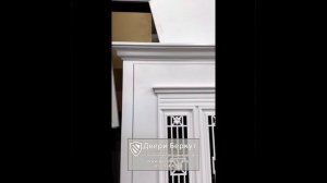 Красивая входная белая дверь в коттедж