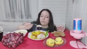 МУКБАНГ Курочка с картошкой, крабовый салат и горячие бутерброды со шпротами.
