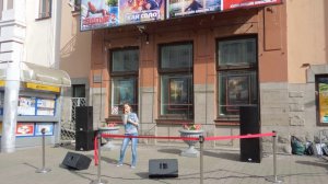 Девушка очень круто поёт! Позвони мне, позвони!