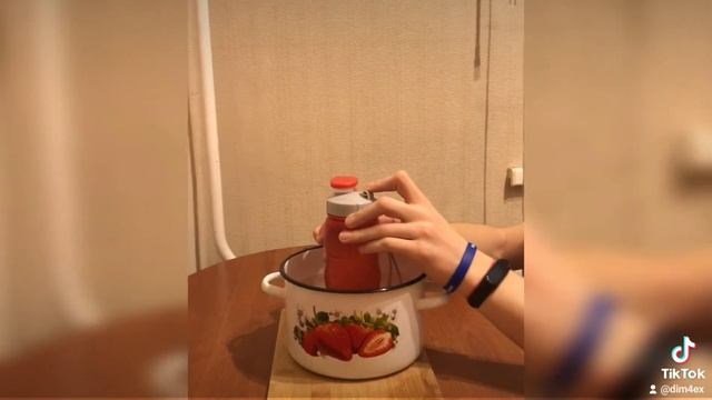 Наглядный пример расширения холодного воздуха при нагревании.