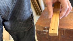 Изготовление разметочного рейсмуса из плотной древесины клюнии мастером Масао