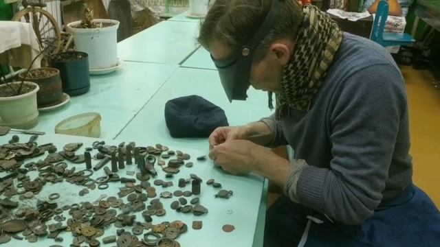 Новые раритеты переданы в музей села Альшань Владимиром Ореховым. Разбирает Валерий Панов