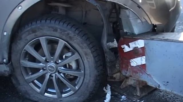 Кроссовер столкнулся с технологической лапой автопогрузчика