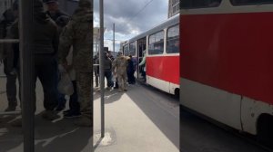 Это Харьков, там также пацану удалось избежать похищения полицаями ТЦК