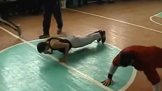 Отжимание в спортзале дружбинская средняя школа.