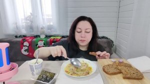 МУКБАНГ ЩИ С КУРОЧКОЙ И ЧИПСАМИ НОРИ