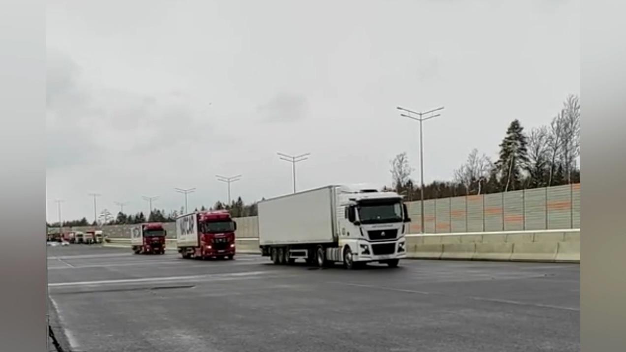На ЦКАД запустили движение первых беспилотных грузовиков: видео