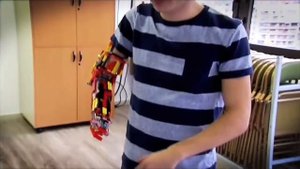 Этот парень сделал СВОИМИ РУКАМИ протез для руки из ЛЕГО