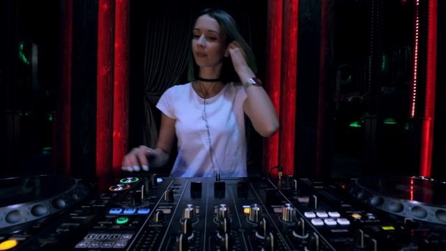 Miss Monique - YearMix