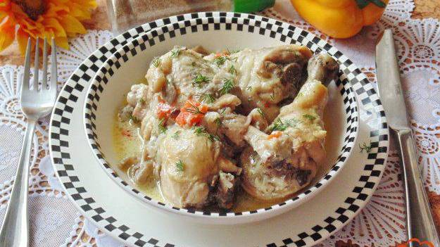 Куриные голени в сметане с грибами