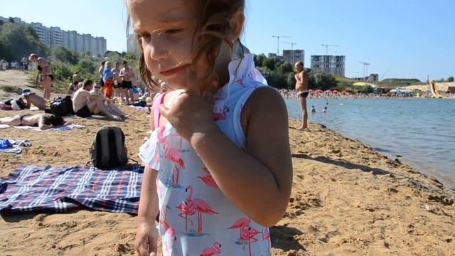 Софи приехала купаться и строить песочные замки. ЛЕТО мы тебя любим)))) смотреть онлайн