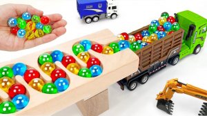 Видео для детей. Скатываем разноцветные шарики в игрушечные разноцветные машинки грузовики. Детям.