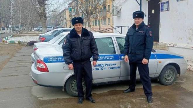 Полицейские  пришли на помощь жителям частного подворья, вокруг которого полыхал степной пожар