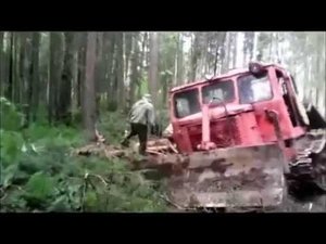 Трактор ТТ-4 разулся на волоку.