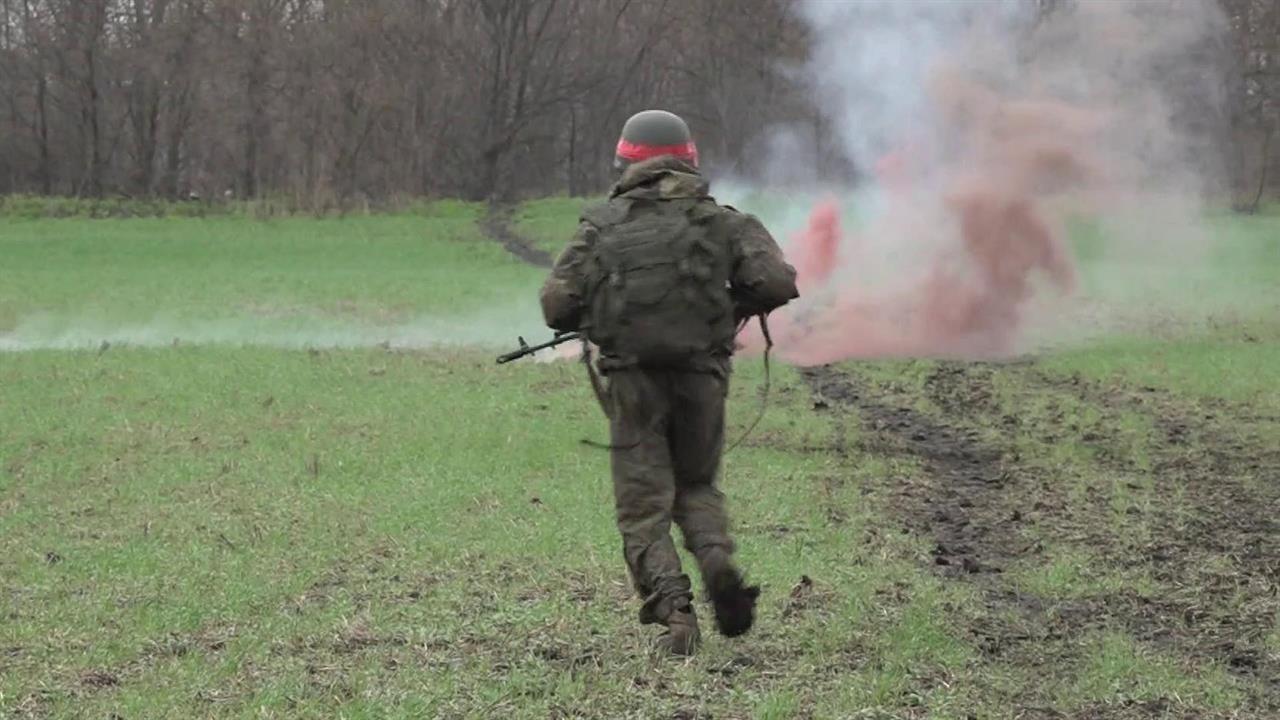 Российские военные тренируются на полигонах под руководством опытных инструкторов