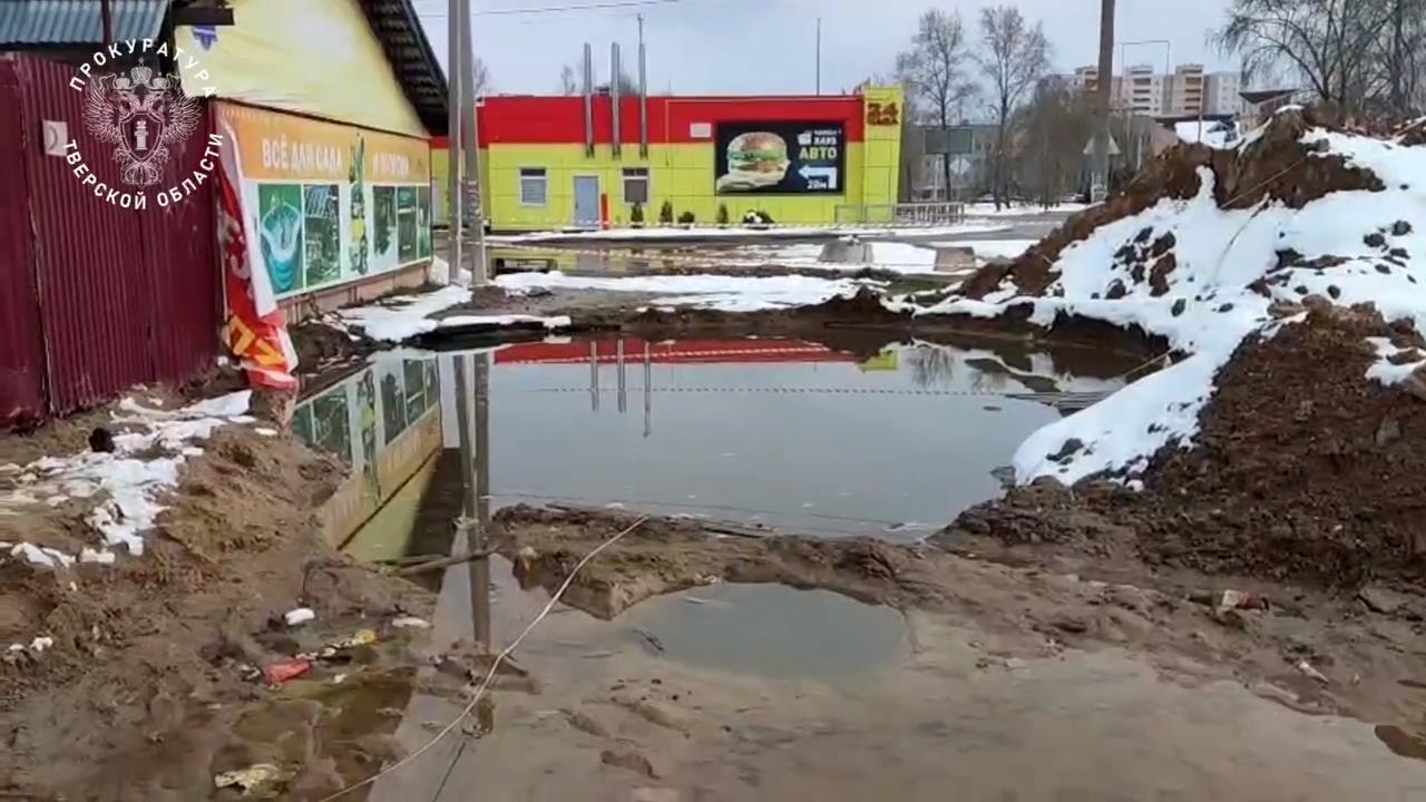 В Тверской области мужчина упал в разрытую коммунальщиками яму и утонул