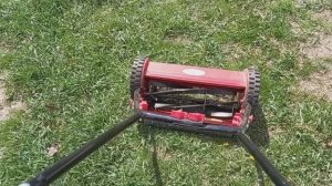 Механическая газонокосилка, никаких лишних затрат.