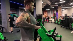 Горизонтальная тяга в хамере параллельным хватом