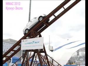 Экстремальное управление автомобилем Luxgen 7 SUV вслепую на элементе "качели"