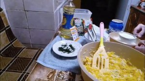 10-04-2025.Строго не судите.Маме в 70лет попробовала себя в роле  блогера.Блины из кабачков с соусом