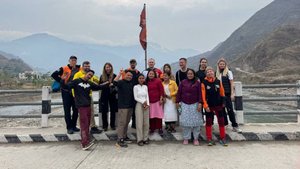 Группа Клуба 7 Вершин  "Те и Йети" в ожидании погоды для вылета в Луклу