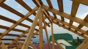 СТРОИТЕЛЬСТВО ДВУСКАТНОЙ КРЫШИ ЧАСТНОГО ДОМА СВОИМИ РУКАМИ. ОБЗОР СТРОПИЛЬНОЙ СИСТЕМЫ.