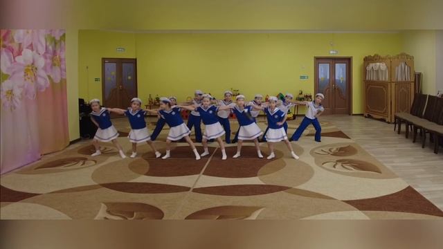 "Бескозырка белая". Хореографический коллектив " Радуга" МАДОУ "Детский сад № 40-ЦРР" г.Тобольска смотреть онлайн