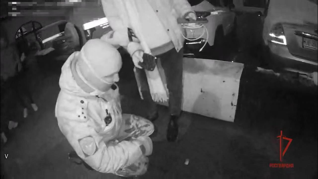 В Москве у мужчины при проверке документов выпал пакетик с кокаином