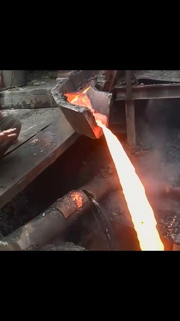Он трогает раскаленный металл, голой рукой!